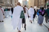 Umrah-Pilger, die nahe der Großen Moschee in Mekka gehen.
