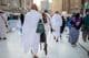Umrah-Pilger, die nahe der Großen Moschee in Mekka gehen.