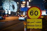 Dubai-Autobahn bei Nacht mit maximaler Geschwindigkeitsbegrenzung.