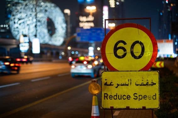 Dubai-Autobahn bei Nacht mit maximaler Geschwindigkeitsbegrenzung.
