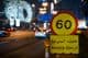 Dubai-Autobahn bei Nacht mit maximaler Geschwindigkeitsbegrenzung.