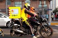 Motorradkurier liefert auf einer Straße in Dubai.