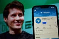 Telegramm-Logo sichtbar im Hintergrund mit CEO Pavel Durov.