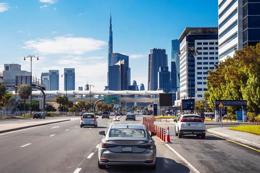 Taxi in Dubai auf Stadtstraßen.