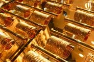 Goldarmbänder in einem Schmuckgeschäft auf dem Dubai Golden Souk.