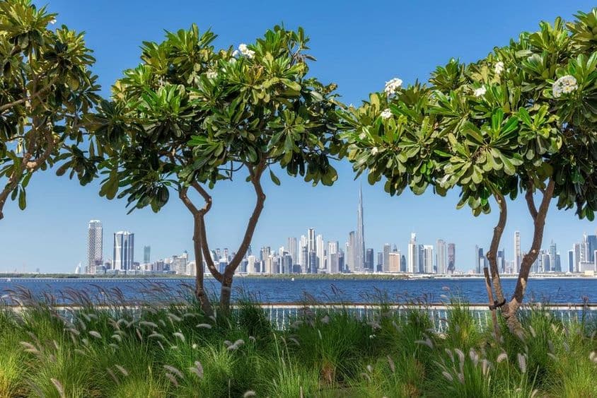 Blick auf die Innenstadt von Dubai vom Kanal Dubai Creek.