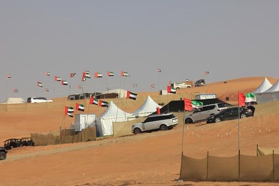 Geländefahrzeuge und wildes Campen auf massiven Sanddünen.