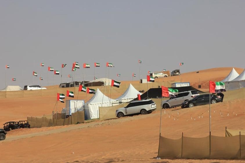 Geländefahrzeuge und wildes Campen auf massiven Sanddünen.