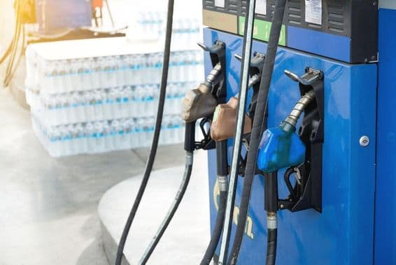 Tankstelle bereitet sich auf Reisende zum Auftanken vor.