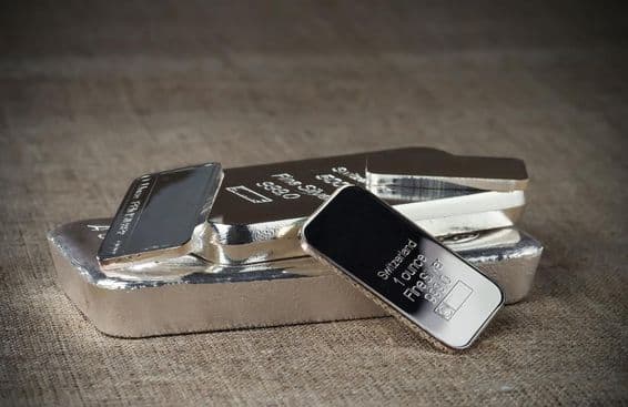 Mehrere Anlagesilberbarren in unterschiedlichen Gewichten.