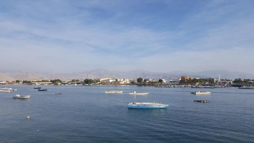 Ras Al Khaimah Bucht mit blauem Meer und bewölktem Himmel.