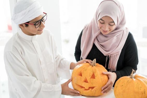Arabisches Kind mit einem Halloween-Kürbis.