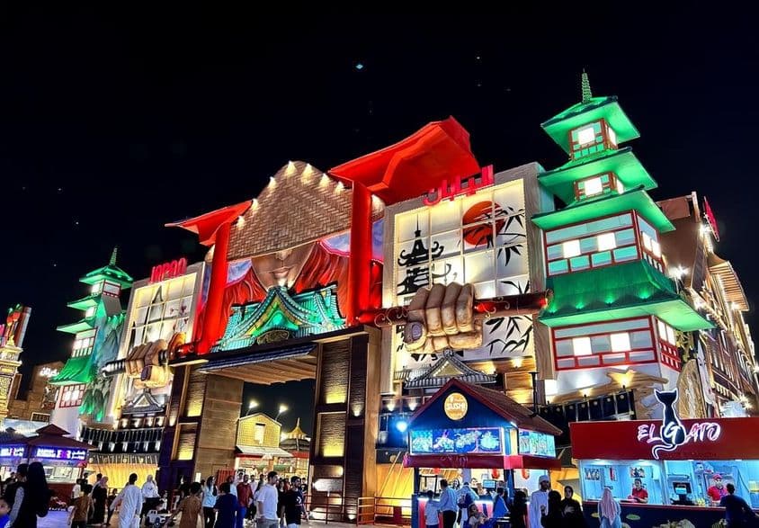 Eingang zum Japan-Pavillon, ein Tor zum Global Village.