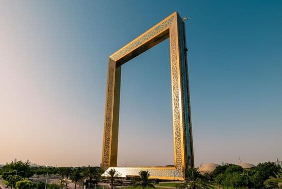 Dubai Frame Goldturmgebäude bei Sonnenaufgang.