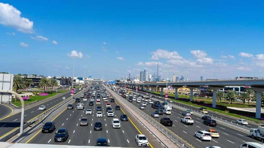 Autobahnen, Schnellstraßen und Kreuzungen in Dubai, Vereinigte Arabische Emirate.