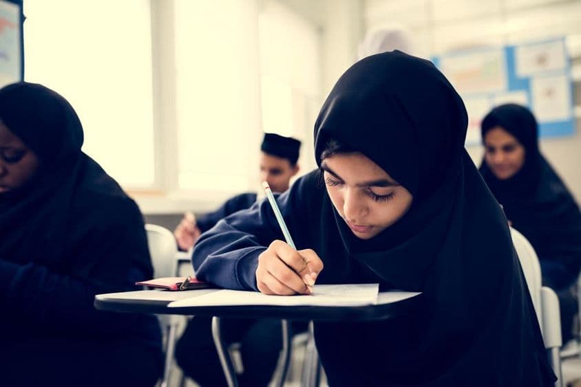 Muslimische Kinder lernen in einem Klassenzimmer.