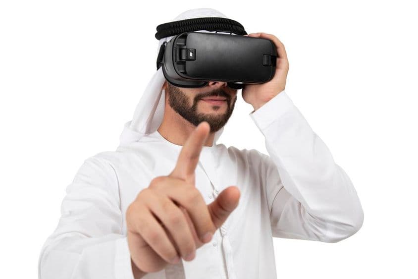 Arabischer Mann gestikuliert mit VR-Headset.