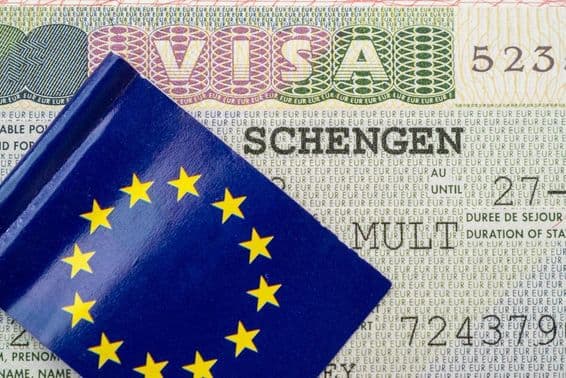 Nahaufnahme eines Schengen-Visums mit der EU-Flagge in Berlin.