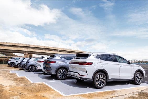 Flotte moderner Autos auf einem Parkplatz eines Autohauses.