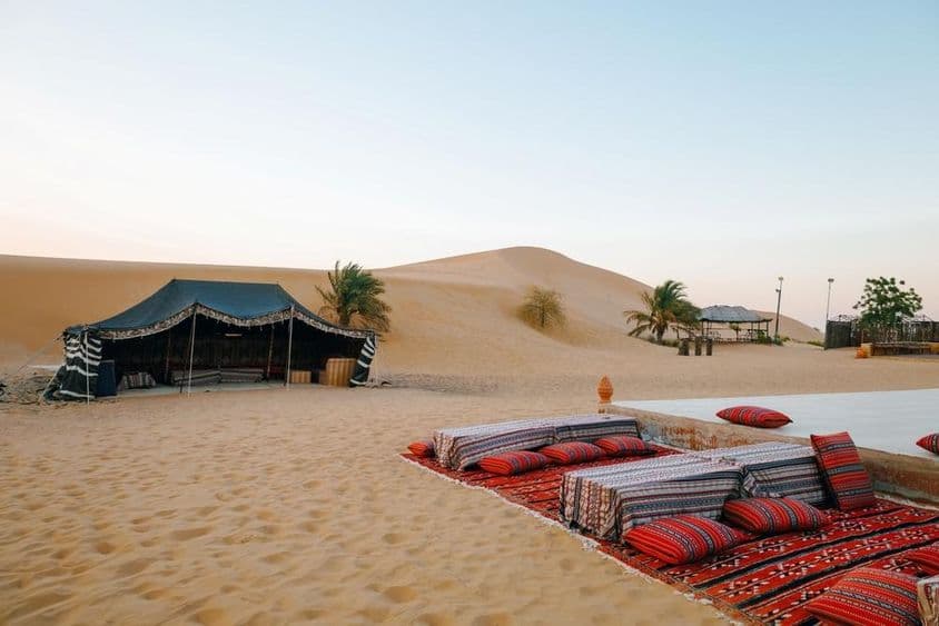Zeltlager für Touristen in der Al Khatim-Wüste, Abu Dhabi, Vereinigte Arabische Emirate.