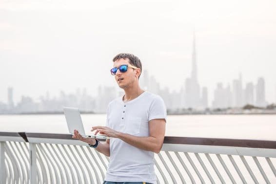 Glücklicher männlicher freiberuflicher Programmierer.