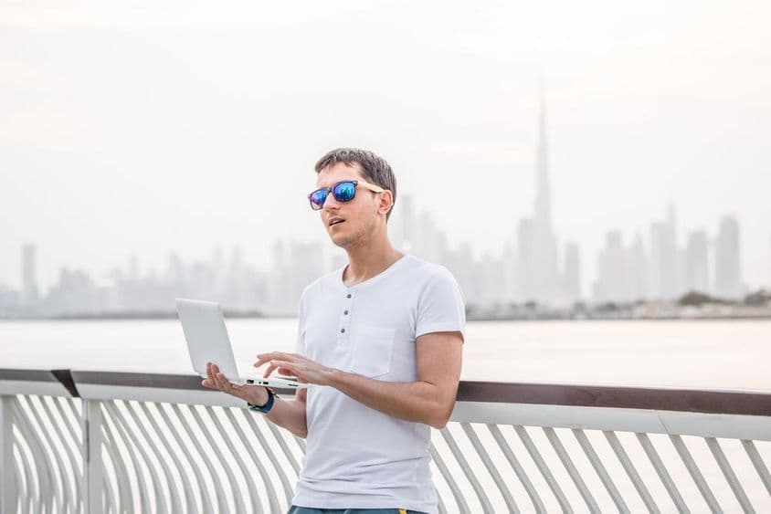 Glücklicher männlicher freiberuflicher Programmierer.