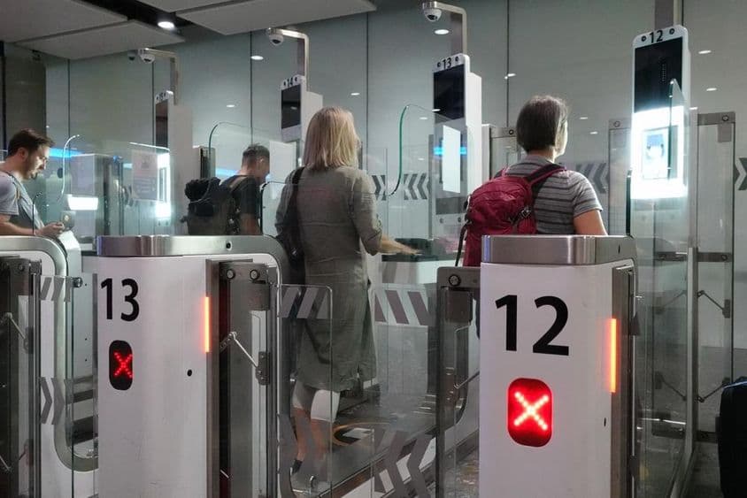 Flugpassagiere passieren automatisierte Passkontrollpunkte.