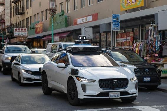 Waymo-Robotaxi in San Francisco Chinatown.