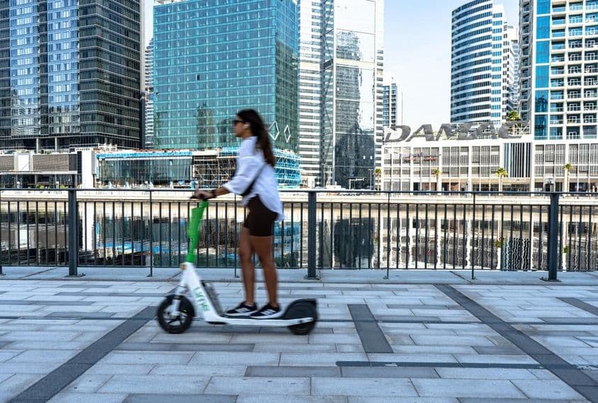 Ein Elektroscooter auf der Promenade der Dubai Marina.