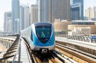 Dubai Metro Zug öffentlicher Nahverkehr nahe der Dubai Marina Station.