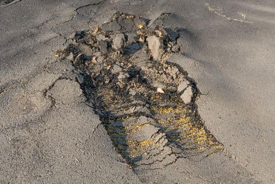 Die Asphaltoberfläche der Straße wurde aufgrund schlechter Ausführung entfernt.