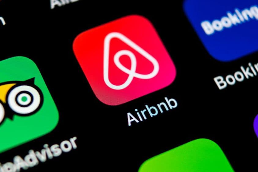 Airbnb-App-Symbol auf Apple iPhone X Bildschirm.