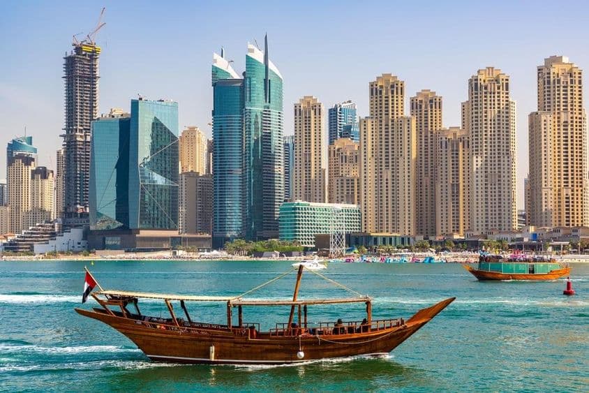 Altes Dhau-Holzboot, das in der Dubai Marina kreuzt.