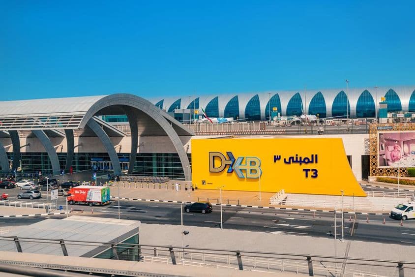 Eingang zum Dubai DXB Flughafen Terminal.