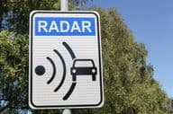 Radarsignal auf der Straße.