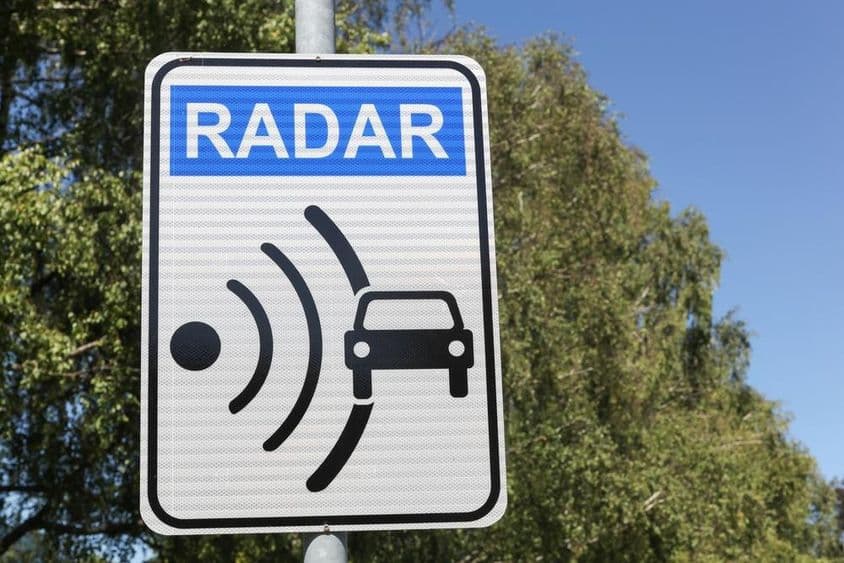 Radarsignal auf der Straße.