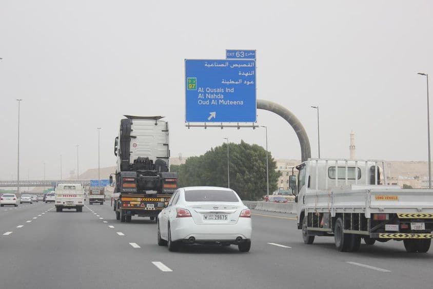 Verkehr auf der Sheikh Mohammed Bin Zayed (SMBZ) Autobahn.