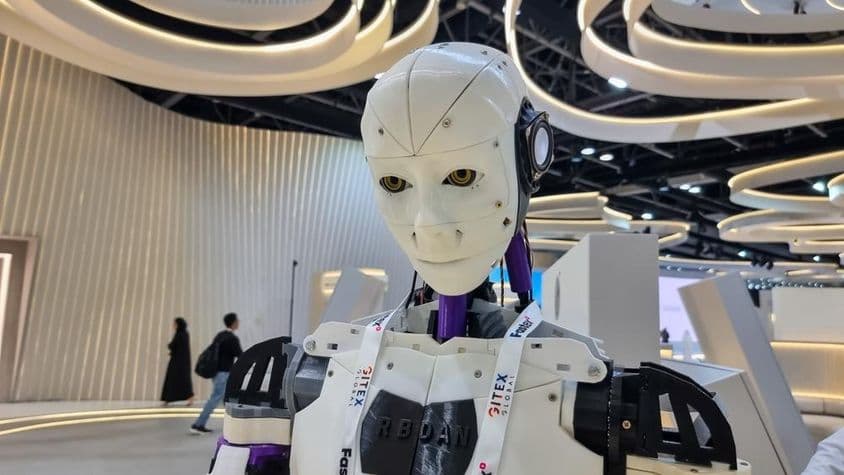 KI-gesteuerter Roboter am TDRA-Stand auf der 43. GITEX Global Ausstellung.