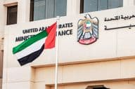 Wappen und Flagge des UAE Finanzministeriums in Dubai.