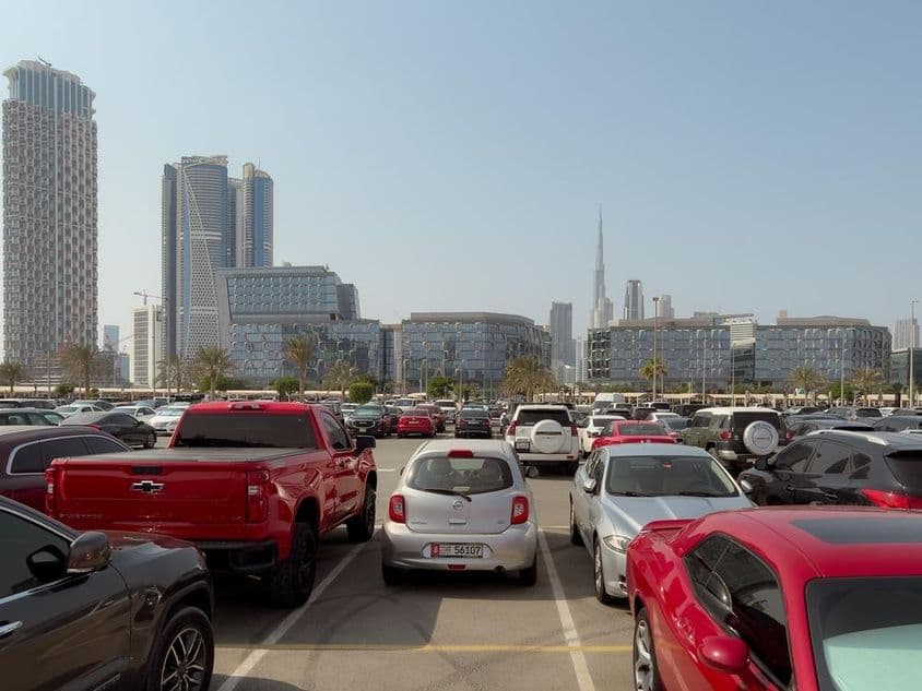 Blick auf moderne Bürogebäude vom Parkplatz im Design District von Dubai.