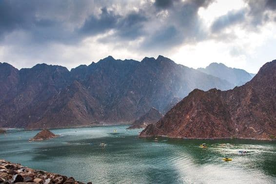 Hatta-Stausee Landschaft in Dubai, Vereinigte Arabische Emirate bei Sonnenuntergang.