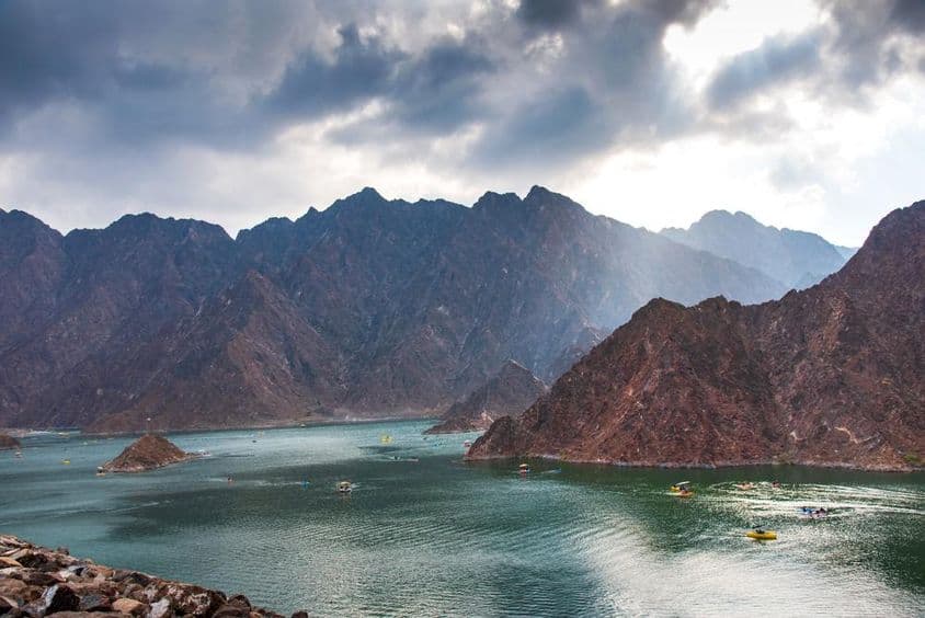 Hatta-Stausee Landschaft in Dubai, Vereinigte Arabische Emirate bei Sonnenuntergang.