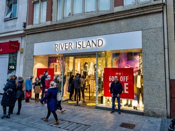 Eingang eines River Island Bekleidungsgeschäfts.