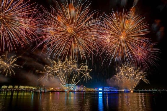 Feuerwerk über der neu eröffneten Yas Bay.