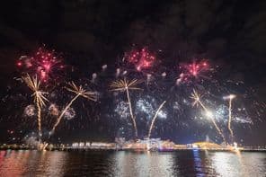 Neujahrsfeuerwerk auf Al Bandar Island.