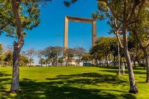 Blick auf den Zabeel Park in Dubai, Vereinigte Arabische Emirate im Frühling.