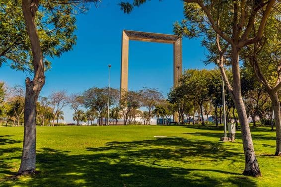 Blick auf den Zabeel Park in Dubai, Vereinigte Arabische Emirate im Frühling.