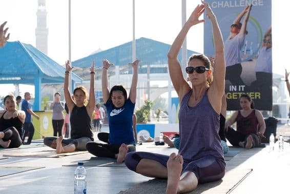 Frauen beim Aerobic und Yoga während der Dubai Fitness Challenge 2025.