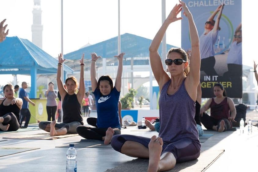 Frauen beim Aerobic und Yoga während der Dubai Fitness Challenge 2025.