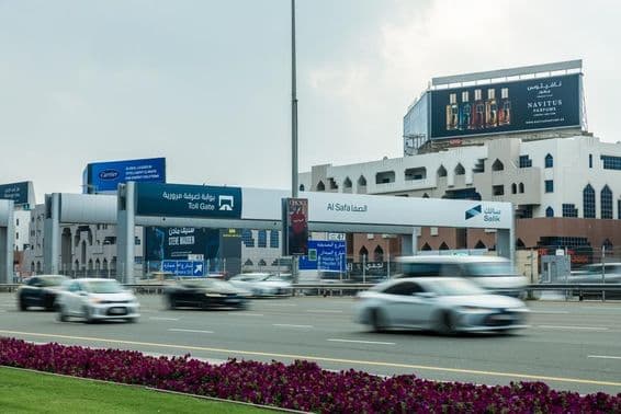 Ansicht des Salik-Mautsystems auf Dubais Autobahn.